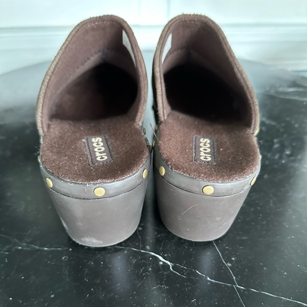CROCS Cobbler Clogs Brown Suede Studs Sz 10 NWOT - Picture 7 of 11